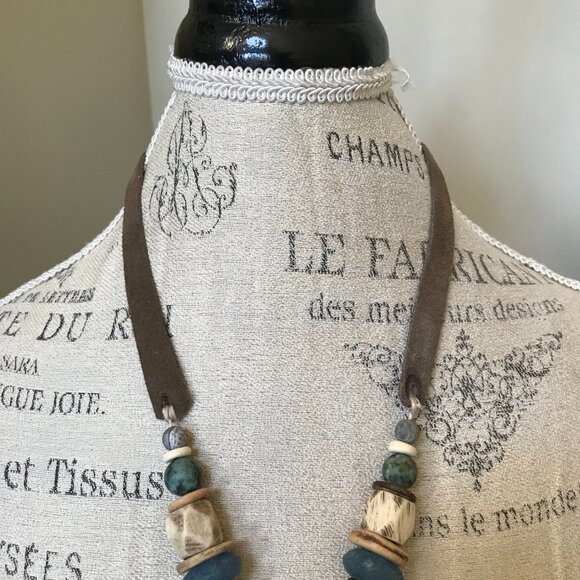 Twine & Twig Medallion Tribal Beaded Necklace Womens Brown Suede Strap Pendant - Picture 9 of 11